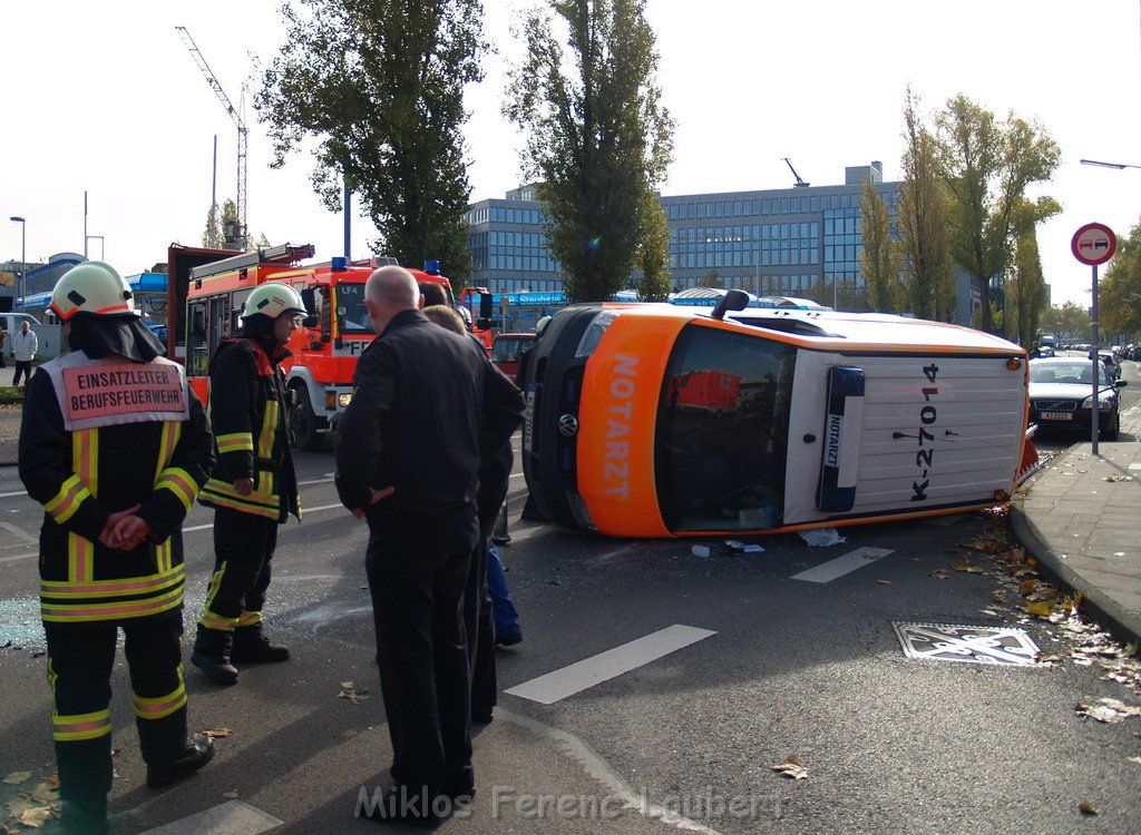 Schwerer VU Notarzt Pkw Koeln Ehrenfeld Weinsbergstr Oskar 93.JPG